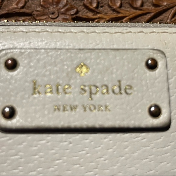 Kate Spade wallet, zipper enclosure - Picture 4 of 16